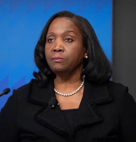 BitcoinNewsCom's tweet photo. 🇺🇸 FED’S LISA COOK AND BETH HAMMACK OUTVOTED 10-2 IN BID TO RAISE INTEREST RATES

The Federal Reserve voted to hold rates steady at 3.75%–4% today.

Cook and Hammack pushed for a 25-basis-point hike, but the other 10 officials voted to keep rates unchanged as inflation remains elevated.
