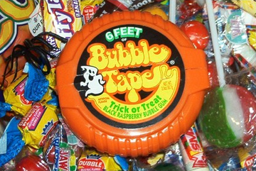 NostalgiaFolder's tweet photo. Halloween junk food from 2003 🎃 https://t.co/4sR39MXPoO