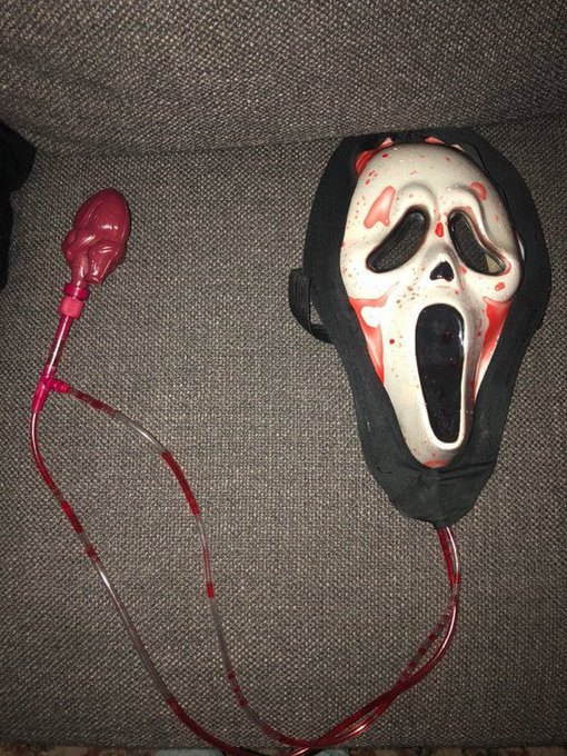 NostalgiaFolder's tweet photo. Are you blood pumping scream mask old? https://t.co/1GqAIa5Mop