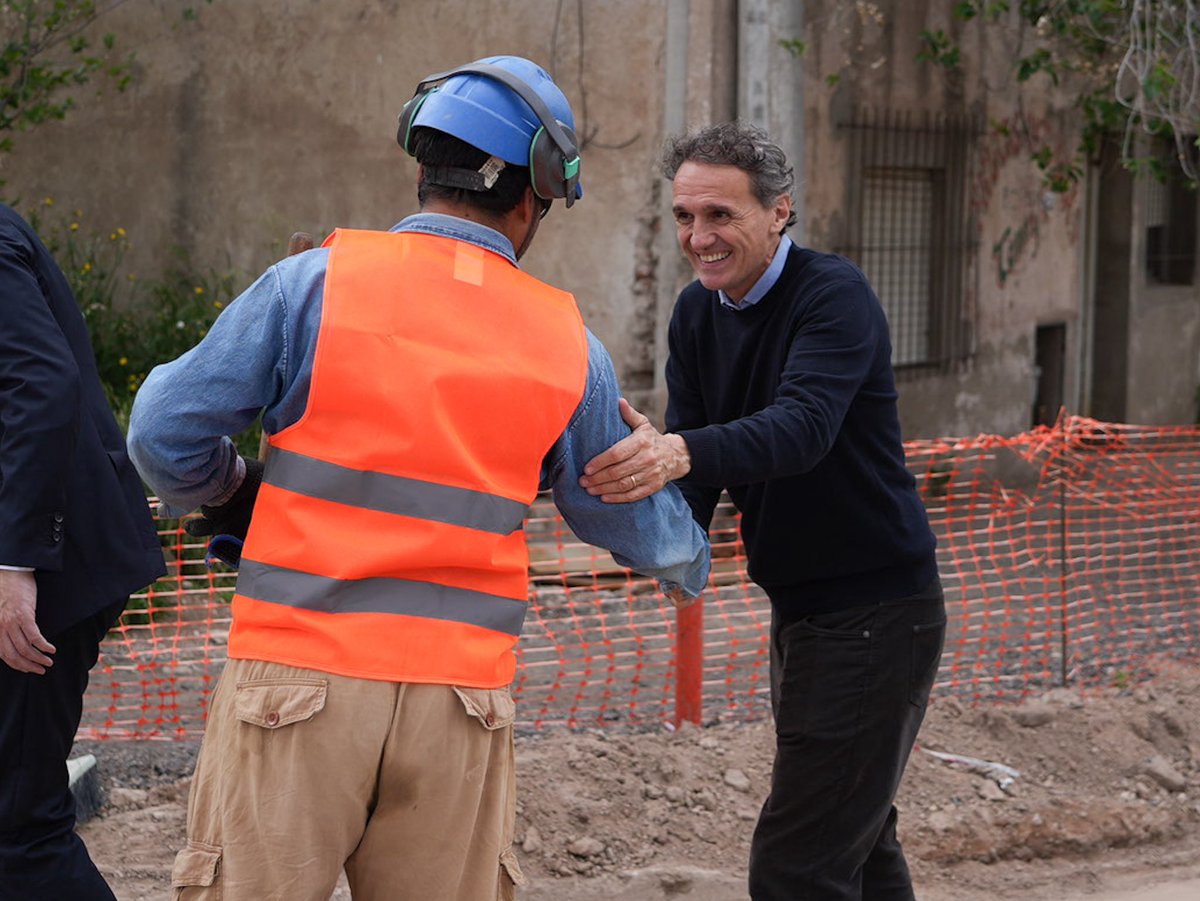 gkatopodis's tweet photo. En #BahíaBlanca estamos cada vez más cerca de terminar el nuevo puente de Pampa Central, que ya tiene un 87% de avance y se convertirá en el primer hito reconocible del nuevo Canal Maldonado.

Es el primero de los 16 puentes que forman parte de la transformación integral del canal: 6 kilómetros de obras para triplicar su capacidad hidráulica, incorporar nuevos espacios públicos, plazas, bicisendas y lugares de encuentro, y conectar una ciudad que durante décadas estuvo partida en dos.

Puente por puente, estamos empezando a concretar los objetivos que nos propusimos para la reconstrucción de Bahía Blanca. Queremos que cada vecino y vecina pueda ver cómo avanzan los trabajos, conocer qué estamos haciendo y comprobar que los compromisos asumidos se están cumpliendo.

Con @Kicillofok y el intendente @fsusbielles seguimos trabajando para que Bahía Blanca recupere su infraestructura y sea una ciudad más integrada, más segura y mejor preparada para el futuro.

#BahíaSeLevanta