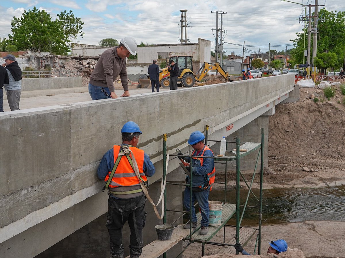gkatopodis's tweet photo. En #BahíaBlanca estamos cada vez más cerca de terminar el nuevo puente de Pampa Central, que ya tiene un 87% de avance y se convertirá en el primer hito reconocible del nuevo Canal Maldonado.

Es el primero de los 16 puentes que forman parte de la transformación integral del canal: 6 kilómetros de obras para triplicar su capacidad hidráulica, incorporar nuevos espacios públicos, plazas, bicisendas y lugares de encuentro, y conectar una ciudad que durante décadas estuvo partida en dos.

Puente por puente, estamos empezando a concretar los objetivos que nos propusimos para la reconstrucción de Bahía Blanca. Queremos que cada vecino y vecina pueda ver cómo avanzan los trabajos, conocer qué estamos haciendo y comprobar que los compromisos asumidos se están cumpliendo.

Con @Kicillofok y el intendente @fsusbielles seguimos trabajando para que Bahía Blanca recupere su infraestructura y sea una ciudad más integrada, más segura y mejor preparada para el futuro.

#BahíaSeLevanta