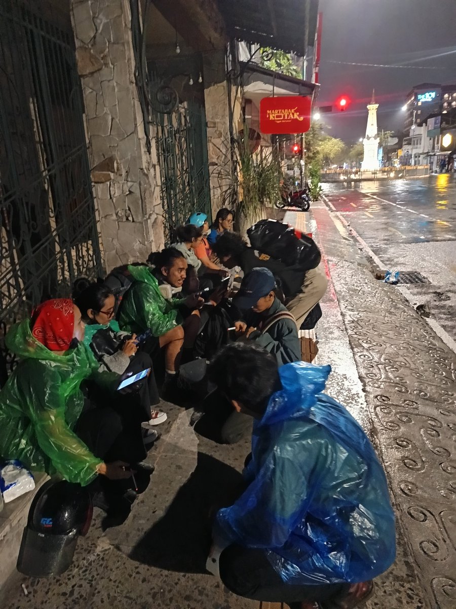 miftahrizaq_'s tweet photo. 02.00 WIB
Saya dan kawan-kawan medis jalanan istirahat di sebelah utara tugu. Pasukan kepolisian sudah ditarik mundur ke arah DPRD.

Gerimis.

Lelah? Tentu. Tapi kami masih mencoba mengumpulkan informasi terkait kawan-kawan yang masih hilang kontak. https://t.co/39jdPRC8Gt