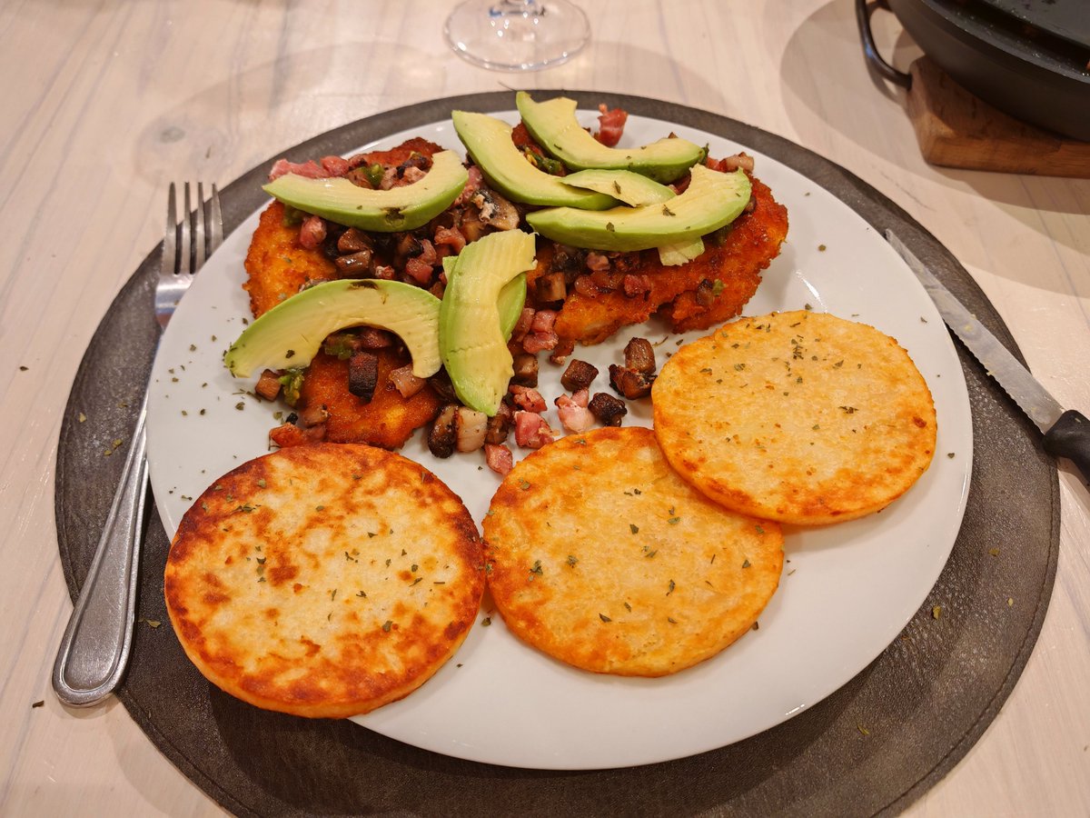 SupaVanSA's tweet photo. Braai'ed chicken schnitzel topped with panfried bacon, mushrooms &amp; avo with hash browns for the side.

Happy small Saturday!

What did you have? https://t.co/MJMUoYqFZ4