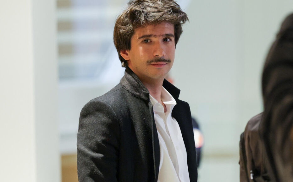 lesaurores's tweet photo. [ENTRETIEN] Nous avions décrit les étranges manœuvres des Procureurs de la République parisiens concernant Juan Branco. 

https://t.co/1vn4RLIzgo

Quelques semaines plus tard, en plein coeur de l'été, le chef de P20, la section criminelle du parquet de Paris, demandait son procès, lui faisant encourir 15 ans de prison.
 
Le réquisitoire n'était pas signé par le substitut en charge de l'affaire, exfiltré l'année précédente, mais par son responsable, Grégory Weill, après deux ans et demi de rétention inédite, et alors qu'il est désormais établi, comme l'avait révélé Off Investigation, que le procureur ayant suivi la procédure considérait Juan Branco innocent, et avait rédigé un réquisitoire aux fins de non-lieu.

Les relations entre le parquet de Paris et Juan Branco sont notoirement mauvaises. Ce dernier a exposé, de façon répétée, la façon dont l'Elysée a construit les carrières de ses principaux magistrats, orienté certaines de ses procédures... y compris la sienne. 

En retour, les procureurs parisiens n'ont pas hésité à jouer avec lui, n'hésitant pas à le placer en garde à vue à des fins d'humiliation et à multiplier les procédures le visant. Jusqu'à l'obscène.

Il est moins su que le magistrat qui a été chargé de requérir contre Juan Branco, Grégory Weill, le connaît personnellement, l'a affronté professionnellement, et qu'une animosité sévère entre eux en est née. C'était au cours de l'affaire Mila - utilisée par le Parquet de Paris pour "lancer" en grande pompe la loi Schiappa sur le cyberharcèlement. Juan Branco était revenu sur cette affaire quelques semaines avant que Grégory Weill décide de son sort, dans une intervention en un colloque universitaire particulièrement cinglante. Il s'était auparavant scandalisé des promotions dont avait, à tort selon lui, profité ce magistrat. Sa critique en règle de la section à laquelle il appartenait vaut le détour.

Étrange situation où des procureurs jugent les avocats de leur ressort et où les magistrats ne semblent connaître aucune inquiétude quant à leur capacité à juger de façon impartiale.
 
La demande du Parquet de Paris visant Juan Branco a fait l'objet d'une médiatisation intense, qui tranche avec le silence qui entoure ses engagements. Après avoir publié une pleine page dans la version papier et en Une de son site internet pour l'annoncer, en simultané avec Libération et peu avant une série de dépêches AFP "urgentes", Le Parisien a cependant accordé un entretien à son avocat, Luc Brossollet, réservé aux abonnés et relégué au fin fond des pages de faits divers. 
 
Luc Brossollet est l'un des avocats les plus discrets et respectés du Barreau de Paris. Fils de magistrats, premier secrétaire de la conférence, avocat de Jacques Vergès et de Dominique de Villepin qu'il a fait relaxer dans l'affaire Clearstream avec Olivier Metzner, il a obtenu l'année dernière un acquittement éclatant dans l'obscure affaire qui avait visé Alex Ursulet. Alors que le taux de condamnation devant les cours criminelles départementales est de 96%, il n'avait, comme en toutes les affaires dans lesquelles il intervient, fait aucune déclaration.

Le fait qu'il ait décidé de prendre la parole dans cette procédure est donc suffisamment significatif pour que nous décidions de reproduire intégralement 
 
« Un traitement judiciaire particulier » : après les réquisitions de renvoi pour viol, l'avocat de Juan Branco cible le parquet

L'avocat médiatique, très critique d'Emmanuel Macron, vient de faire l'objet de réquisitions de renvoi pour viol. Sa défense soutient qu'il a été victime d'une procédure aux relents politiques.

Par Timothée Boutry

Le 6 août dernier, comme Le Parisien l'a révélé, le parquet de Paris a rendu son réquisitoire définitif dans le dossier visant le médiatique et impétueux avocat Juan Branco, farouche opposant à Emmanuel Macron. Le ministère public requiert sa mise en accusation devant la cour criminelle pour un viol commis en avril 2021 et un non-lieu pour les deux autres faits pour lesquels il était mis en examen (un viol et une agression sexuelle). Les avocats de la jeune femme dont les dénonciations ont fait l'objet de réquisitions de renvoi ont fait part de « l'immense soulagement » de leur cliente après une procédure « harassante ».

Juan Branco a toujours nié les faits. Me Luc Brossollet, l'un de ses avocats, développe les arguments de la défense et affirme que l'enquête a connu un traitement politique. L'entretien s'est déroulé en présence de Juan Branco, qui a laissé entièrement la parole à son conseil.

Vous soutenez que le parquet de Paris avait initialement établi un réquisitoire tendant à un non-lieu général en faveur de votre client et que le texte a été corrigé. Sur quoi repose cette affirmation ?

LUC BROSSOLLET. Nous en avons la certitude, sur la base de sources que je ne divulguerai pas. Nous avons adressé plusieurs lettres au parquet qui n'a jamais explicitement indiqué qu'un tel projet n'avait jamais existé, alors qu'il lui était très facile de le faire.

On ne peut pas déduire de ce silence une confirmation…

De notre point de vue, cette attitude est significative et confirme nos certitudes.
(sollicité, le parquet de Paris indique que ses réquisitions ont été prises « selon un processus habituel à toute information judiciaire d'appréciation des charges à l'issue de celle-ci »).

Quand bien même, cela ne traduirait que l'existence d'une réflexion au sein d'une instance collégiale…

Il ne vous aura pas échappé qu'il aura fallu deux ans et demi pour que le parquet rende ce réquisitoire signé par le chef de section, ce qui est très inhabituel. Reste à savoir pourquoi cette première mouture est restée à l'état de projet. L'hypothèse la plus probable est que, s'agissant de Juan Branco, le parquet n'a pas voulu d'un non-lieu. Qu'on le veuille ou non, nous sommes dans une affaire ayant des relents politiques.

Que sous-entendez-vous ? Et sur quels fondements ?

Nous voulons éviter de passer pour des gens qui fantasment : tout repose sur des éléments tangibles. Un livre raconte que l'ancienne conseillère Justice de l'Élysée a été informée en amont de la mise en examen de Juan Branco. Ce qui révèle, d'une part, que le pouvoir s'intéressait à cette affaire, et, d'autre part, que le passage chez le juge d'instruction n'était qu'une formalité.

Comment pourrait-on être informé d'une décision qui n'a pas encore été prise ?

C'est le cas (L'avocat fait référence au livre « Ministère de l'injustice » paru chez Grasset en 2022 et à ce passage : « Quand l'avocat et pamphlétaire Juan Branco, particulièrement virulent contre Emmanuel Macron sur les réseaux sociaux, est mis en examen pour viol, elle capte l'information en amont »).

On est vraisemblablement dans le cas d'une classique remontée d'information — dont on peut questionner la légitimité — qui s'applique aux dossiers signalés, s'agissant d'un avocat et d'une personnalité ?

Cela ne résulte pas de sa qualité d'avocat mais de son statut d'opposant au pouvoir macroniste. Un autre exemple du traitement judiciaire particulier est que toute cette affaire part de la simple main courante d'une femme qui, contrairement aux usages, a été immédiatement emmenée au siège de la PJ pour déposer ce qui deviendra sa plainte. C'était la seule possibilité pour le parquet d'ouvrir une enquête. Dernier élément : Juan Branco a appris de l'expert psychiatre que ce dernier avait eu des échanges avec les policiers et que le dossier était surveillé en haut lieu, où l'on éprouvait une certaine animosité à son égard. Nous avons un enregistrement (Juan Branco a enregistré à son insu l'expert et a utilisé cette pièce pour déclencher une enquête qui n'a, à ce stade, entraîné aucune poursuite).

Vous dénoncez également le traitement médiatique de cette affaire ?

Dès le départ, nous avons subi des violations du secret de l'instruction pour faire passer Juan Branco pour ce qu'il n'était pas, un prédateur sexuel. C'est une situation inique et injuste. Qu'aurions-nous dû faire ? Violer le secret de l'instruction à notre tour ?

Votre client l'a fait ! Il a même été lourdement sanctionné par son ordre et la cour d'appel (9 mois ferme de suspension d'exercice) pour avoir mis en ligne des extraits de la procédure…

La seule fois où Juan Branco s'est autorisé à se défendre, l'ordre et l'institution judiciaire lui sont tombés dessus avec une violence inouïe. Que je sache, le même sort n'a pas été réservé aux prétendues victimes qui se sont épanchées. Ce traitement asymétrique est insupportable.

Juan Branco a aussi été sanctionné pour avoir mis en ligne des photos intimes de la plaignante, en l'affublant de commentaires désobligeants l'assimilant à une prostituée !

Ces photos dites intimes étaient accessibles à tout un chacun. Il ne les a ni inventées, ni diffusées.

Sur le fond du dossier, le parquet soutient que votre client a obtenu une relation sexuelle par la contrainte. Le contestez-vous ?

Si le procureur tente d'établir une contrainte morale, c'est qu'il a admis qu'il n'y avait eu aucune menace, violence, ruse ou surprise. La plaignante a reconnu que Juan Branco s'était montré doux. Je trouve inconcevable de retenir une contrainte sur la foi d'un vouvoiement, d'une différence d'âge (s'agissant malgré tout de deux jeunes personnes), et du caractère prétendument impressionnable de la plaignante.

Le parquet considère que la partie civile, sans argent et sans téléphone dans une ville soumise à couvre-feu, se trouvait « dans un contexte de vulnérabilité croissante »…

La plaignante est loin d'être la petite fille isolée décrite dans le réquisitoire. On sait grâce au dossier qu'elle a participé pendant le Covid à des soirées organisées par des promoteurs pour recruter des hôtesses. Je ne lui fais aucun procès d'intention. Je dis seulement que le portrait qui a été dressé d'une femme impressionnable, pour soutenir cette contrainte illusoire, piétine la vérité.

La justice cherche surtout à apprécier la situation telle qu'elle s'est déroulée au moment des faits dénoncés. Or, le parquet souligne que la plaignante a fait part, à plusieurs reprises, de son refus d'avoir une relation.

C'est risible de développer l'idée qu'elle n'aurait pas pu quitter le domicile de Juan Branco, faute de moyens. Il est acquis qu'elle avait une carte bancaire, ce qui lui permettait de prendre les transports ou un taxi, même sous couvre-feu. D'ailleurs, elle ne dit jamais qu'elle a voulu partir, ce que le réquisitoire omet de préciser. Elle n'a pas non plus bougé après la relation sexuelle et a quitté les lieux le lendemain, non sans avoir embrassé Juan Branco au préalable. Je veux bien que tout cela participe d'une contrainte mais il faudra mieux me l'expliquer !

Ce réquisitoire que vous fustigez se prononce en faveur d'un non-lieu pour les deux autres faits pour lesquels votre client est mis en examen…

Ces réquisitions de non-lieu sont évidentes. Mais le réquisitoire est assez timide puisqu'il peine à reconnaître que cette conclusion s'impose au regard des éléments apportés par Juan Branco.