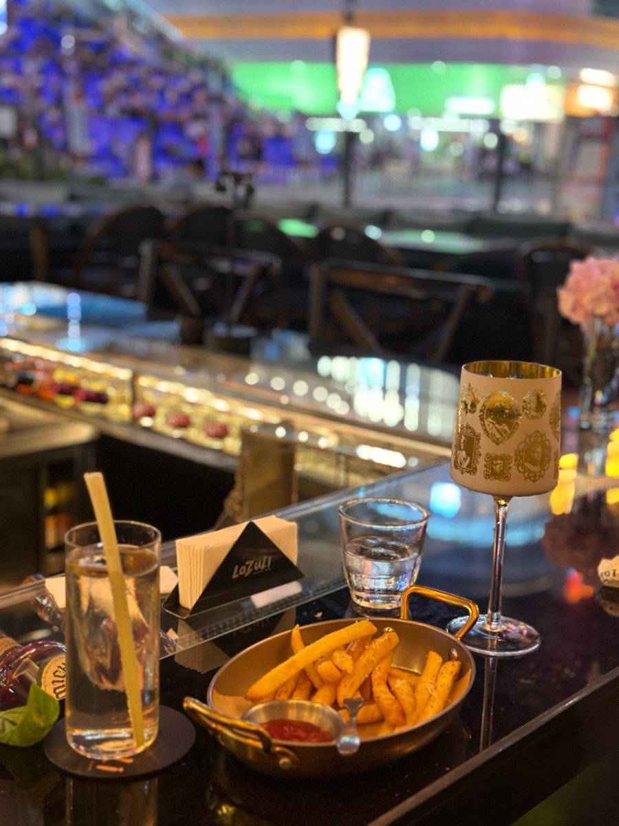 0629Lisa's tweet photo. [今日はバーで飲みながら、急いで仕事の予定を調整中。スプーンでお菓子をつつきながら、明日のことを考えてる。]， https://t.co/MQEUeCohWX
