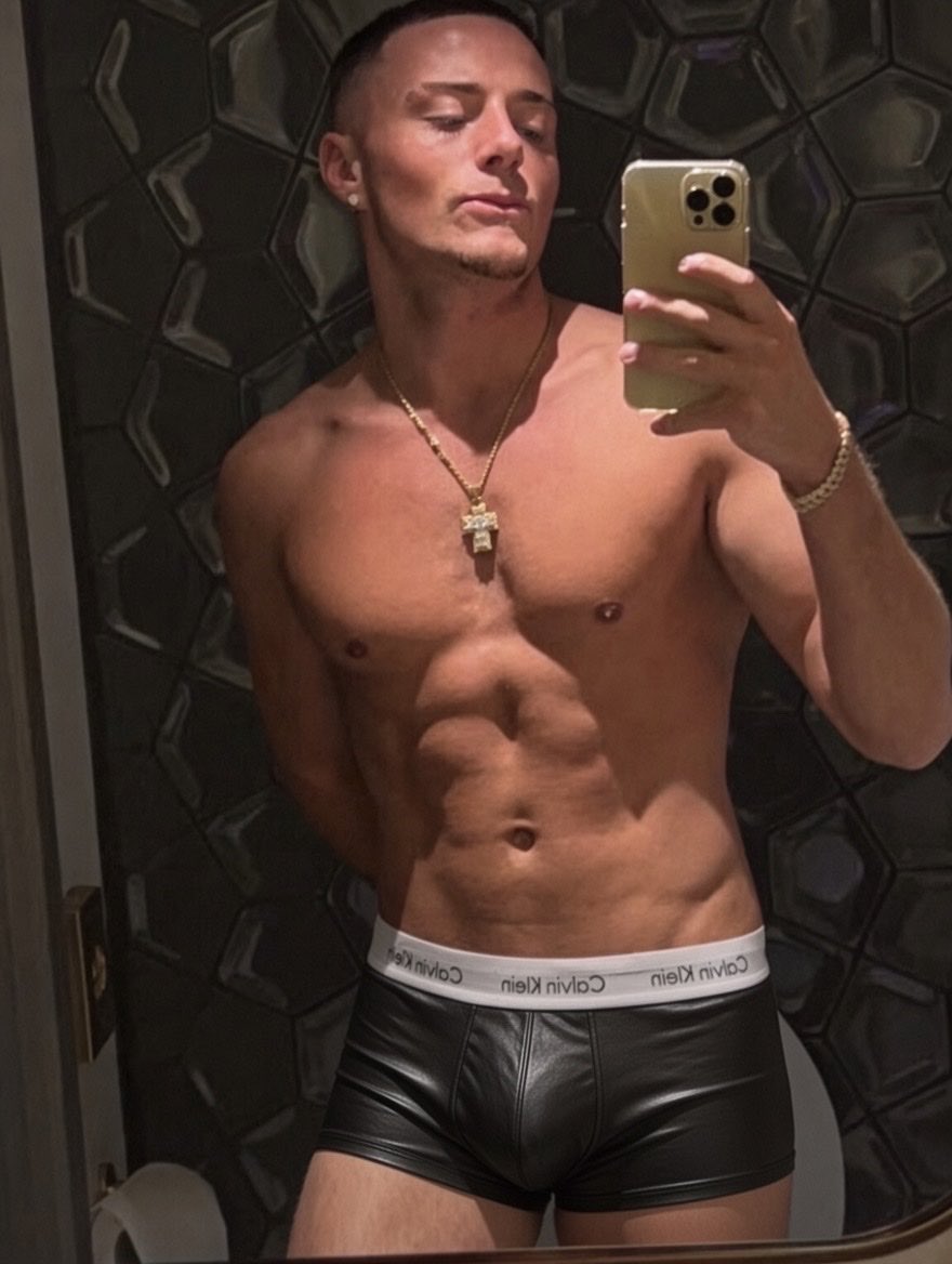 MasterRyan202's tweet photo. Entertain me boys 
Active online for calls/drains/content etc 
Make my cash cock explode 

#cashmaster #cashslave #paypig #feet #malefeet #dirtysocks #findom https://t.co/5mpqHQ1IFp