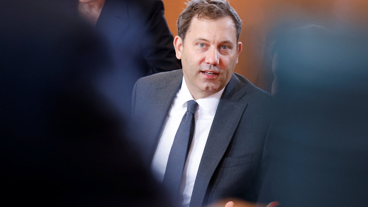 welt's tweet photo. Finanzministerium will leichteren Zugang zu Konten und Daten der Bürger https://t.co/8AkjWRtxNh https://t.co/ndqZEGAWfN
