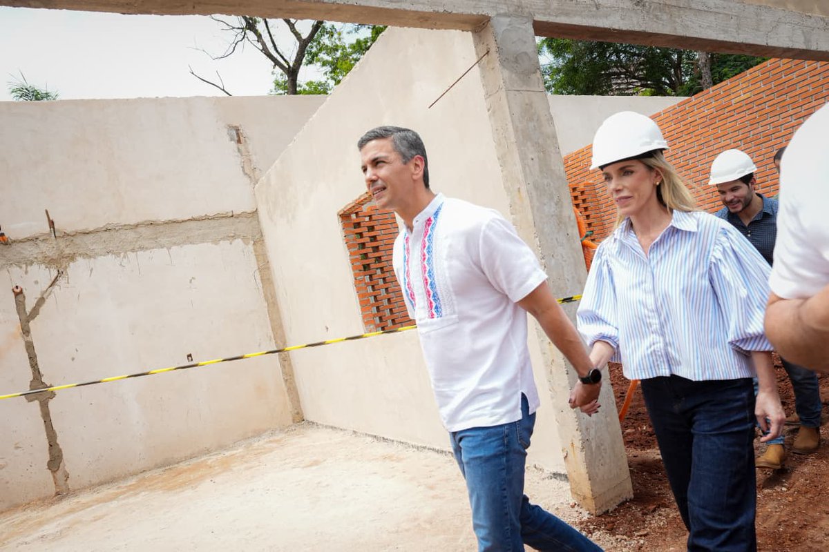 PresidenciaPy's tweet photo. El presidente de la República, Santiago Peña, y la primera dama, Leticia Ocampos, verificaron el avance de las obras del nuevo Centro de Atención Integral a la Primera Infancia en Ciudad del Este, que brindará cuidado, nutrición y desarrollo a 120 pequeños de la zona. https://t.co/0yh6hoEnHz