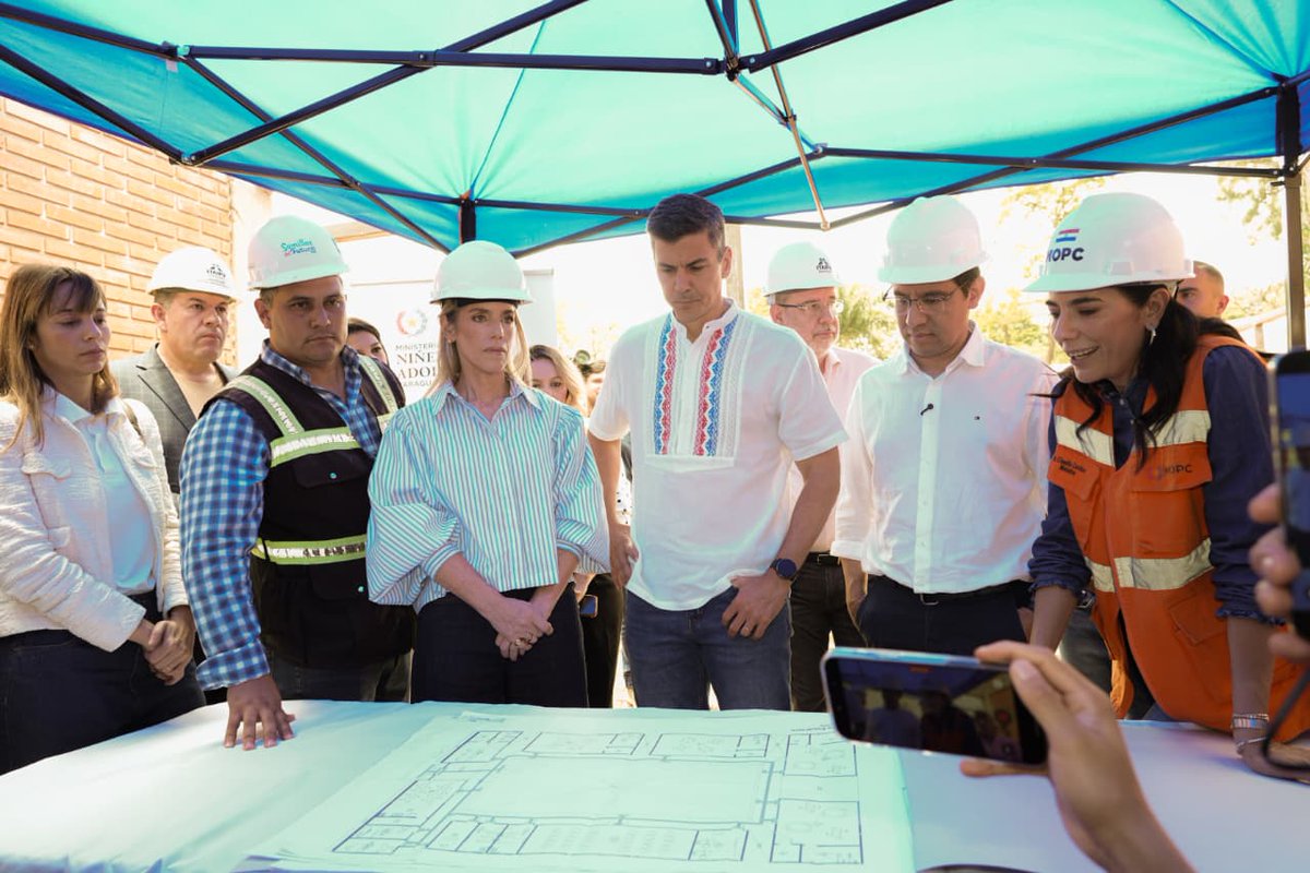 PresidenciaPy's tweet photo. El presidente de la República, Santiago Peña, y la primera dama, Leticia Ocampos, verificaron el avance de las obras del nuevo Centro de Atención Integral a la Primera Infancia en Ciudad del Este, que brindará cuidado, nutrición y desarrollo a 120 pequeños de la zona. https://t.co/0yh6hoEnHz