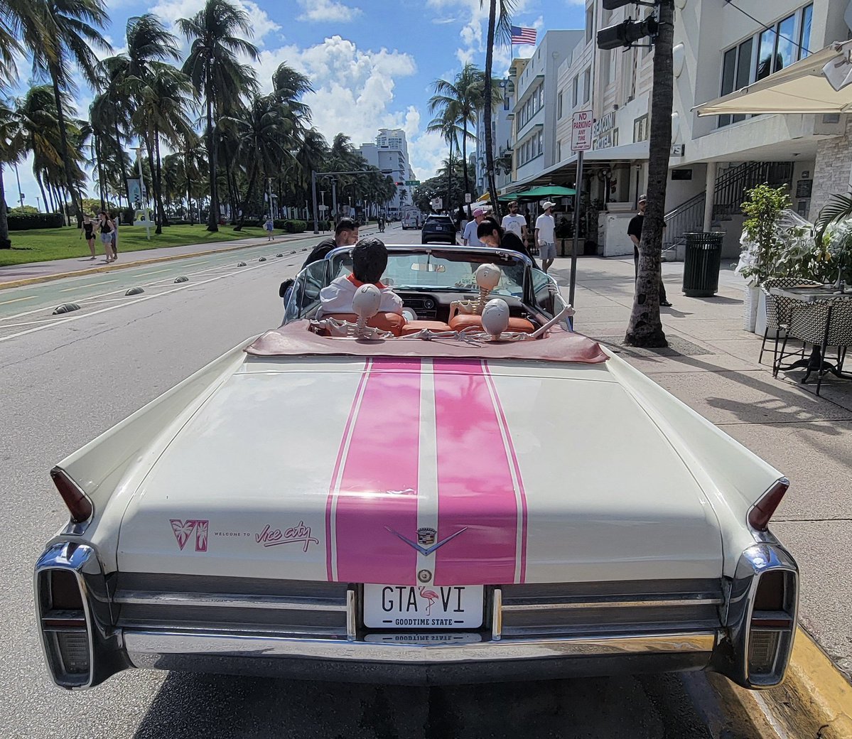 gtasix_'s tweet photo. Rockstar Games has transformed the iconic Cadillac on Miami’s Ocean Drive with GTA 6’s Vice City branding.

(via: @MookBot) https://t.co/V4kZmmLZQE