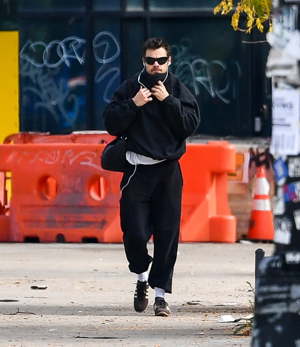 daddyhslilkiwi's tweet photo. THIS MAN OWNS THE STREETS OF NYC https://t.co/5FL8TB1pad