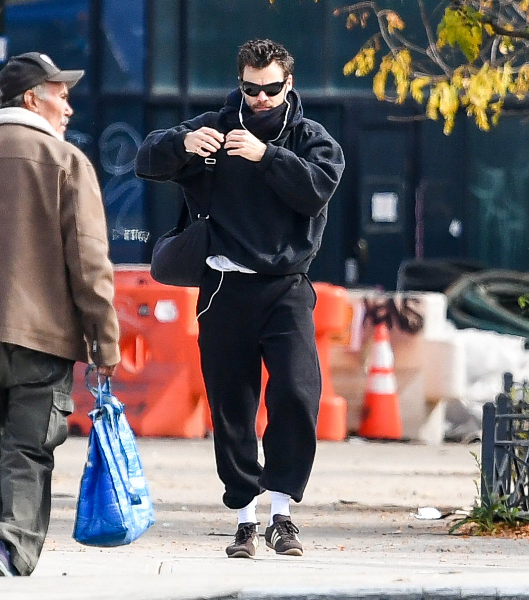 daddyhslilkiwi's tweet photo. THIS MAN OWNS THE STREETS OF NYC https://t.co/5FL8TB1pad