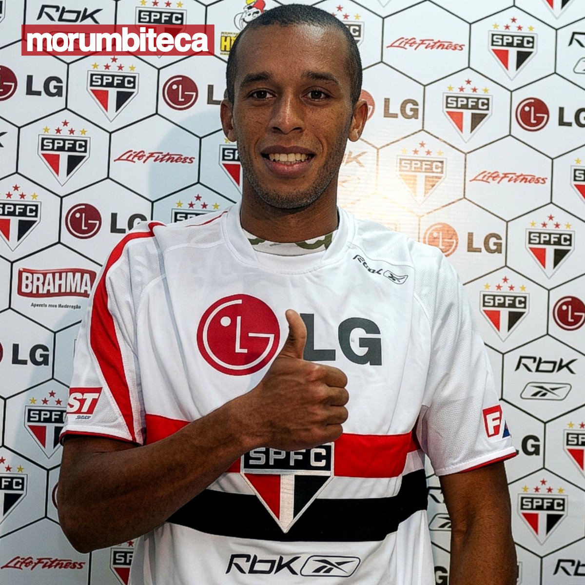 morumbiteca's tweet photo. Chegou um por empréstimo aí, será que é bom?  

A imagem é um registro da apresentação de um quase desconhecido zagueiro, emprestado pelo Sochaux-FRA, no dia 28 de Agosto de 2006.  

A matéria do UOL dizia que o defensor teria a difícil missão de substituir Lugano.  

Aparentando tranquilidade, Miranda respondeu:   

"Se me deram esta camisa é porque acreditam que eu tenho capacidade e condição de ser o novo ídolo do São Paulo."  

Será que deu certo?  

MORUMBITECA 
⚪🔴⚪⚫⚪
#morumbiteca
#VamosSãoPaulo