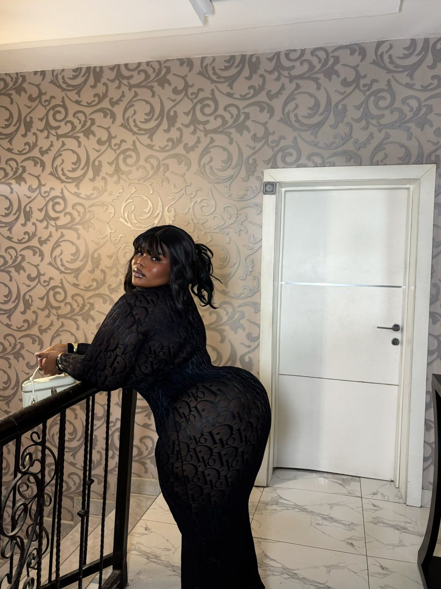 reginaprecious8's tweet photo. Temptation looks good on me 😌 https://t.co/MJaFM7s1Ht