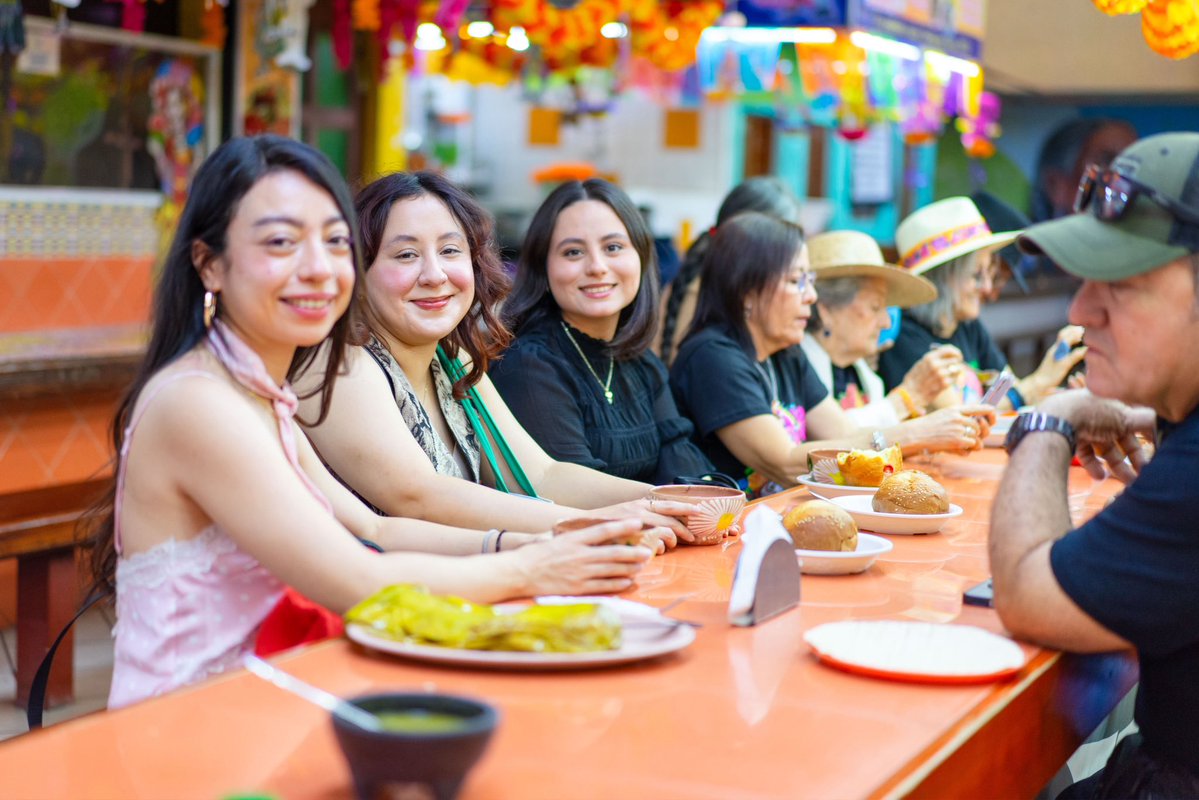 salomonj's tweet photo. Así el Mercado 20 de Noviembre. Lleno de visitantes de todo el mundo que disfrutan nuestra riqueza gastronómica. #LaFiestaMásVivaDeTodas https://t.co/ZW3jJwe5lV