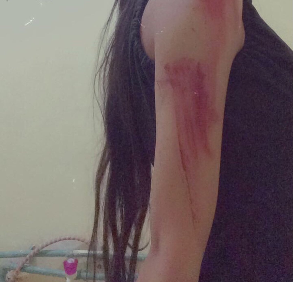 BeyondUrwill's tweet photo. بنت عراقية تتعرض للتعنيف والتهديد بالقتل من أبوها، ومحرومة من أبسط حقوقها. انشروا قضيتها، يمكن صوتنا يكون سببًا في إنقاذ حياتها.

#أنقذوا_عذوب_العراقية #ضد_قانون_الاحوال٢٨ https://t.co/hzO2EW8F7h