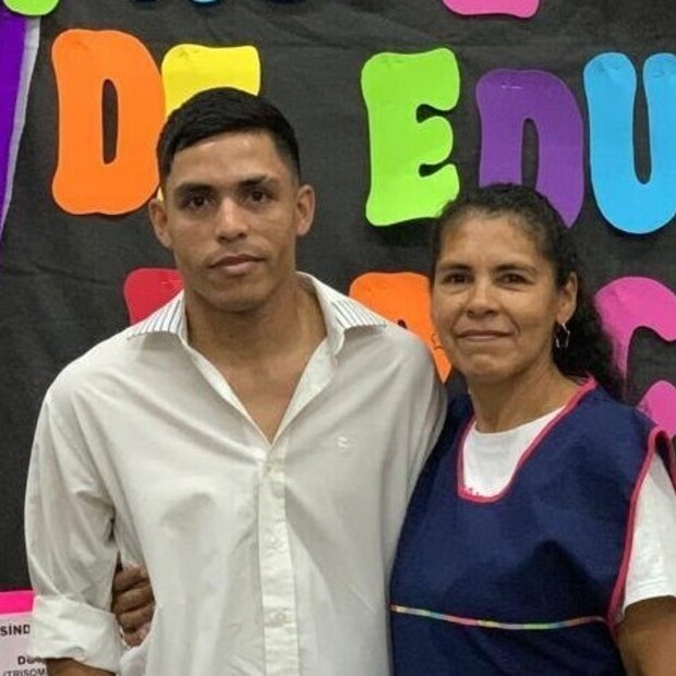 clarincom's tweet photo. CASO NANCY GODOY: TRES SEMANAS DE INCERTIDUMBRE Y UN DESENLACE FATAL

Lectura rápida
La maestra rural Nancy Godoy (52) desapareció el 7 de octubre en Esquina, Corrientes. Tras tres semanas de búsqueda, su cuerpo fue encontrado en un potrero de la zona. Hay cinco detenidos y la principal hipótesis apunta a un femicidio vinculado con un ataque sexual.

La desaparición
El 6 de octubre, Godoy salió de Esquina para trabajar en la Escuela N° 626 del paraje rural El Malezal. Al día siguiente, a las 20.45, se comunicó por última vez con su familia y avisó que había llegado a la estancia El Curupí. Rosa Leguizamón, quien la trasladaba a caballo hasta la escuela, aseguró haberla visto el 9 de octubre, pero los investigadores no pudieron confirmarlo.

La denuncia y las detenciones
El 15 de octubre, sus hijos denunciaron la desaparición. Dos días después fue detenido Ezequiel Bordón, un peón de la estancia, por falso testimonio. El 18 de octubre arrestaron a Rosa Leguizamón y al día siguiente a su pareja, Nahuel Rojas. El 21 fueron detenidos Ireneo Zarza, capataz de la estancia, y Felipe Sandoval, otro peón.

Las imputaciones 
El 23 de octubre, Zarza, Sandoval y Rojas fueron imputados como coautores de femicidio, mientras que Leguizamón fue acusada como coautora de homicidio simple. Bordón continúa imputado por falso testimonio. 

El hallazgo
El 28 de octubre, después de varios días de rastrillajes, encontraron el cuerpo de Godoy semisumergido en un potrero de difícil acceso, con un bolso y pertenencias a pocos metros.

(+) en Clarín: https://t.co/uRmGMguv6l
Foto: Nancy Godoy junto a su hijo José.
