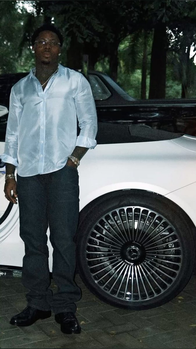 JustCasper_2's tweet photo. Asake with his Maybach ❤️ https://t.co/jg6zdFEnKr