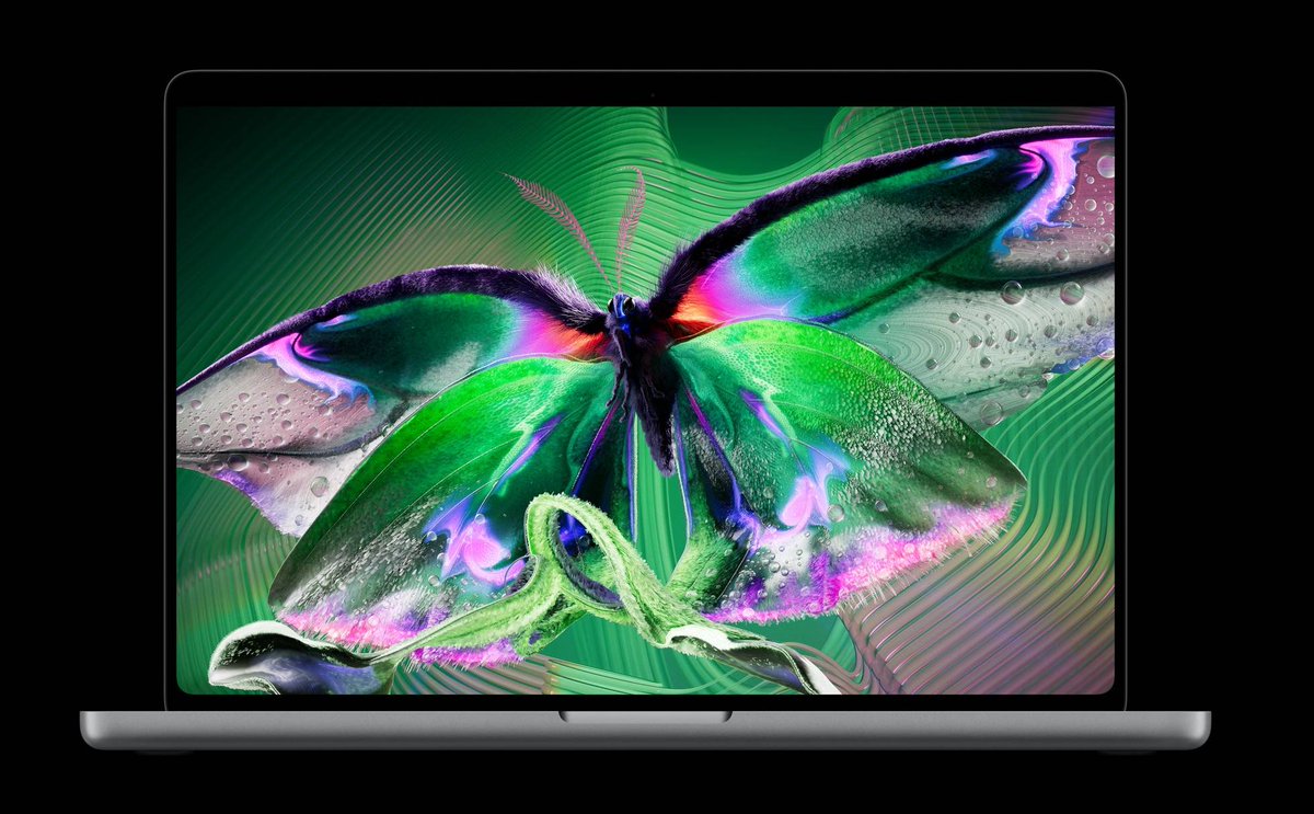userHandle's tweet photo. MacBook Pro 首度導入觸控螢幕與串聯式 OLED，台灣新臺幣97,900元（USD $3,000）起
Mac 終於能直接摸螢幕，但鍵盤與觸控式軌跡板沒有退場。新款 14 吋、16 吋 MacBook Pro 加入觸控操作、PROLED XDR 串聯式 OLED，以及 M5 Pro、M5 Max，鎖定創作、3D 算圖與裝置端 AI 工作。

新螢幕最高支援 120Hz ProMotion、2,000 尼特 HDR／SDR 峰值亮度、10,000,000:1 對比度，支援 P3、Adobe RGB，Rec. 2020 色域涵蓋率逾 80%；另有奈米紋理玻璃選項，以減少反光與眩光。

觸控可用於滑動網頁、縮放照片、拖放簡報與視窗操作，也能直接繪圖、操作軟體樂器，或測試 iOS、iPadOS App。Notion、Canva、Microsoft 365、Adobe Lightroom、DaVinci Resolve、Blender、ZBrush 等將支援觸控；Pixelmator Pro、Logic Pro、Final Cut Pro 也針對這種操作最佳化。

M5 Max 機型可在裝置端執行數千億參數的大型語言模型，最高可配置 128GB 記憶體。14 吋約 1.38 公斤、16 吋約 1.82 公斤，最長續航 24 小時，配備三個 Thunderbolt 5、HDMI、SDXC、MagSafe，並支援 Wi‑Fi 7。

新機 10 月 30 日上午 9 點開放預購，11 月 6 日供貨。真正值得觀察的不是「有沒有觸控」，而是專業軟體是否會把觸控變成能縮短創作步驟的常態工具。