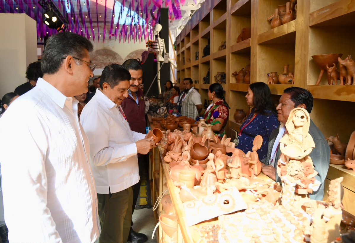 ContraProMx's tweet photo. Más de 100 artesanas y artesanos recibirán al mundo en “Casa Hecho en #Oaxaca”

•Participan 110 unidades económicas, 90 del sector artesanal y 20 de actividades complementarias; estará abierta hasta el 04 de noviembre

#Oaxaca de Juárez, Oax., 28 de octubre de 2026.- El Gobernador @salomonj Jara Cruz inauguró la feria Casa Hecho en Oaxaca, edición Ofrenda y Herencia, un espacio de comercialización que reúne a 110 unidades económicas y más de 10 mil piezas para la venta.

El objetivo de Casa Hecho Oaxaca, es impulsar el talento artesanal, fortalecer el consumo local y generar mayores oportunidades de ingreso para las familias oaxaqueñas durante las festividades de Día de Muertos.

Instalada en la Real Alhóndiga de Antequera, en el Centro Histórico de Oaxaca de Juárez, la feria integra a 90 unidades económicas del sector artesanal y 20 de actividades complementarias, con productos gastronómicos y artículos que cuentan con el distintivo Hecho en Oaxaca.

El Mandatario estatal destacó que, estos espacios permiten a las personas artesanas y productoras comercializar directamente sus creaciones y proyectar el patrimonio cultural de Oaxaca a nivel nacional e internacional. Asimismo, adelantó que se trabaja en un proyecto para establecer un mercado de artesanías que reúna a personas productoras de las distintas comunidades del estado.

Por su parte, el secretario de Desarrollo Económico, Raúl Ruiz Robles, señaló que la feria reconoce los conocimientos, oficios y expresiones culturales transmitidas de generación en generación, al tiempo que contribuye a mejorar los ingresos de quienes se dedican a la producción artesanal. 

En representación de la comunidad artesanal, Berta Salinas de la Rosa, maestra textil de Santiago Jamiltepec, agradeció la apertura de este espacio para que creadoras y creadores de las ocho regiones de Oaxaca exhiban y comercialicen sus productos.

La feria Casa Hecho en Oaxaca, edición Ofrenda y Herencia, permanecerá abierta hasta el 4 de noviembre. Su realización forma parte de las actividades de “La Fiesta más Viva de Todas” Día de Muertos, durante la cual, el Gobierno del Estado prevé alrededor de 100 actividades culturales y turísticas.

En este contexto, el Gobernador informó que la llegada de turistas es una realidad, la ocupación hotelera registra una proyección de 95 por ciento y señaló que se mantienen acciones para fortalecer la seguridad y la atención a visitantes, con el objetivo de ofrecer una estancia segura y una experiencia favorable durante su visita a la entidad.