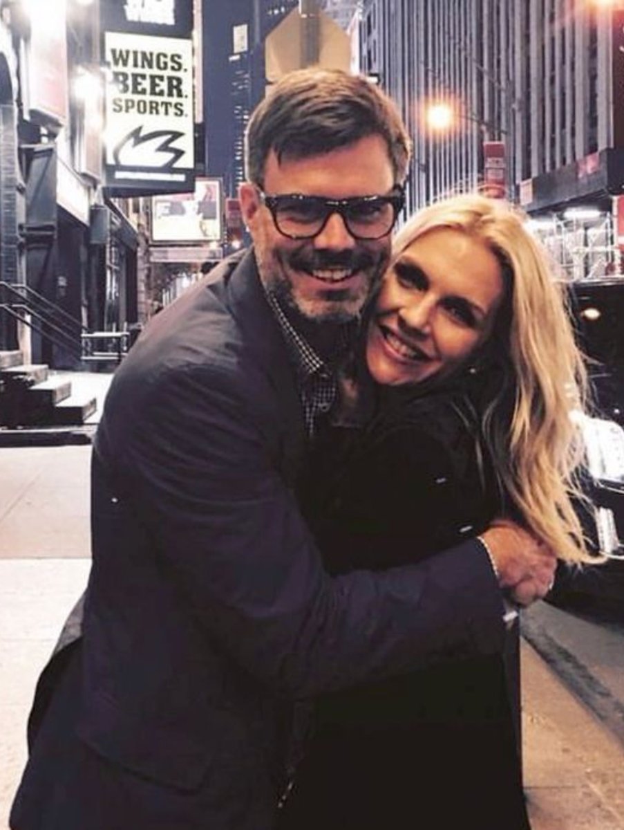 sylkiwanda's tweet photo. this man is such a fucking lucky bastard https://t.co/5XHUaRXeMD