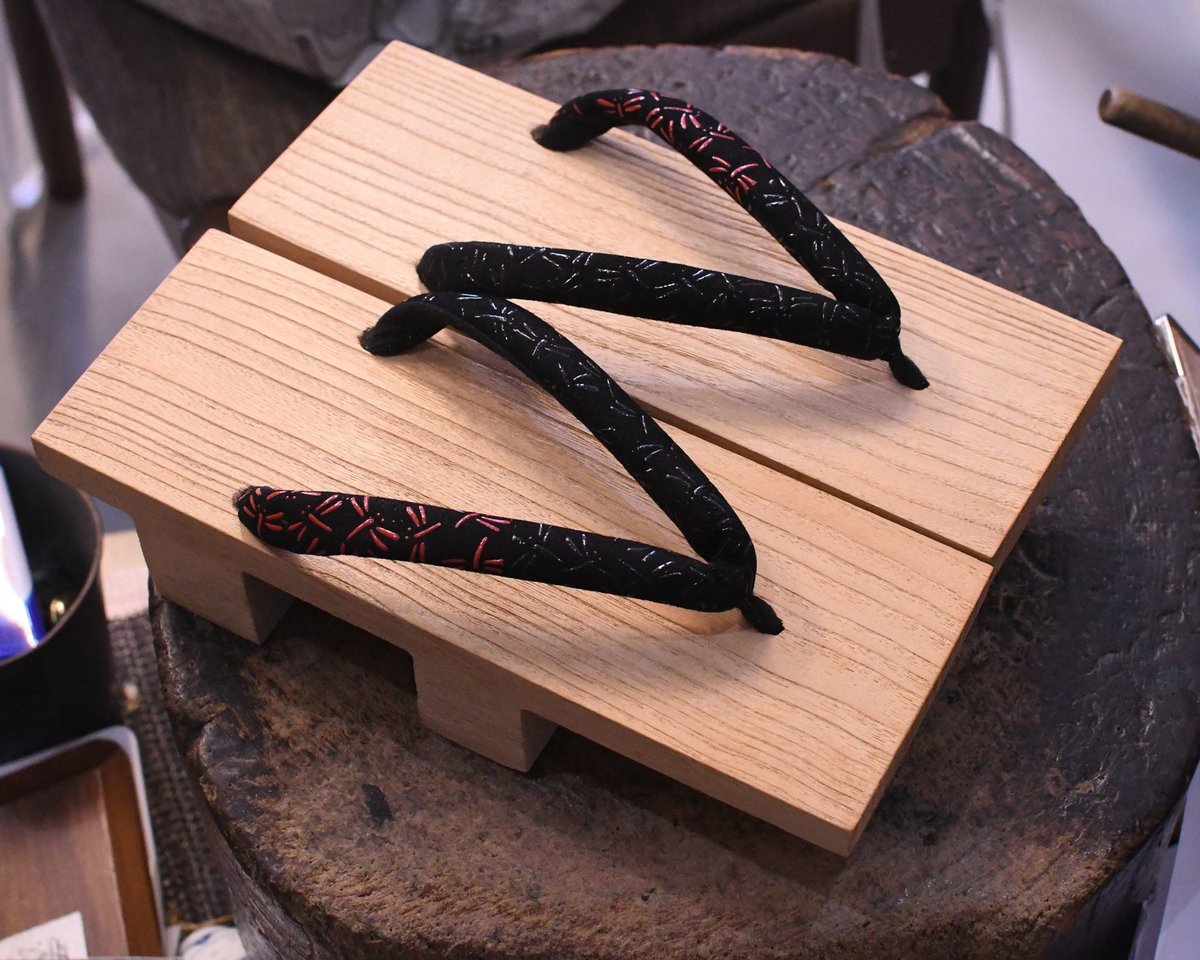 shinagawamaruya's tweet photo. 履いている下駄にアクシデントがあった・・・ということで悲しいことに新調です。アクシデントゼロ、、、が理想ではありますが、なかなかそうもいかない履物でもあると思います。

変わらず合目の柾に。前回も気に入っていただいていた切り替えの印伝花緒をすげて。

天一と柾で履き心地は違うのか？とはよく聞かれることでもあるのですが、この辺りはやはり違うように思います。ただ、その表現がなかなか難しいので、いつかは履いてみてください・・・というような履物だと思います。

「今日の一足」より