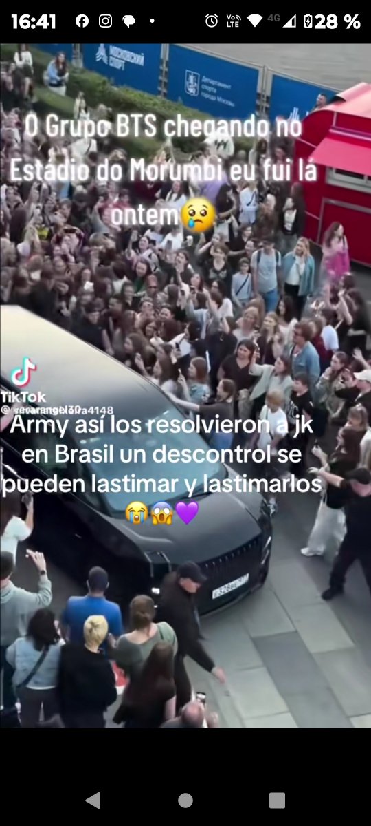 Dxnte_TaeTae's tweet photo. Donde estan las moralistas ahora? Un desastre total el como recibieron a los chicos, pero casi nadie está opinando sobre esto. Parecían termitas, solo faltaban que se subieran al techo de la camioneta, y después llaman animales a los Argentinos, hipocritas https://t.co/yB22jkIE4u
