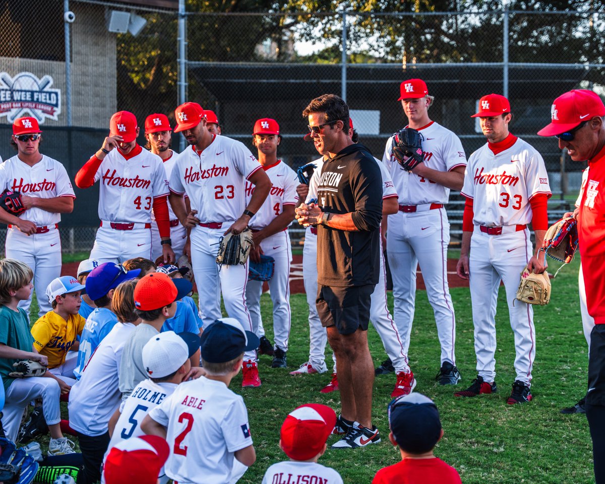 UHCougarBB's tweet photo. Building bonds in the community 🤝 https://t.co/LL8ik79MLv