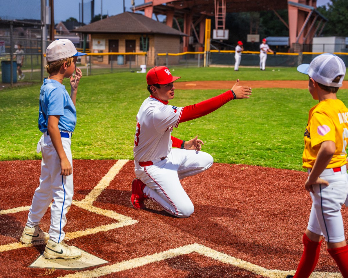 UHCougarBB's tweet photo. Building bonds in the community 🤝 https://t.co/LL8ik79MLv