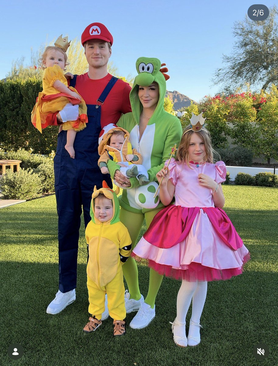 thatstarwarsgrl's tweet photo. The difference between having a narcissistic mother VS a happy family https://t.co/IpEpCjAozW