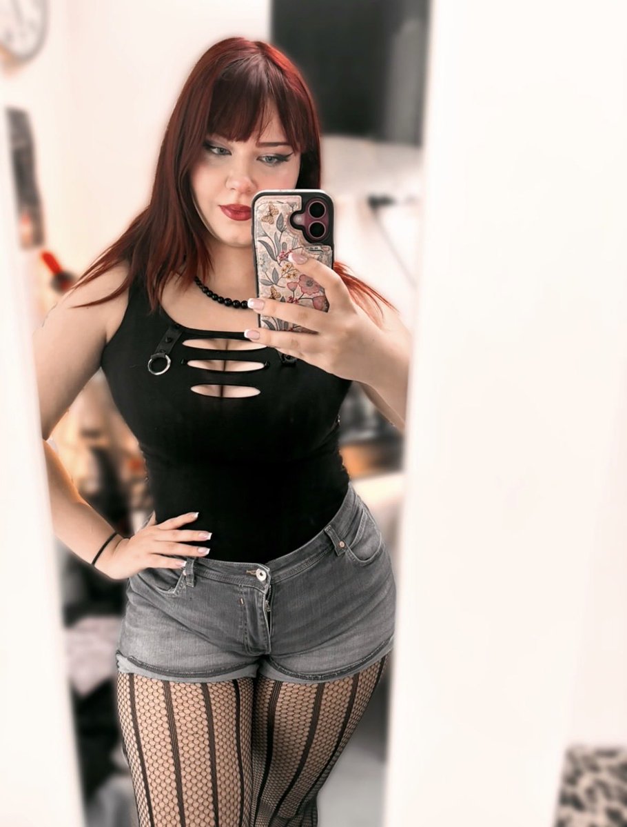 witchyy00's tweet photo. For longer hair and better background https://t.co/kwQRImHkv0