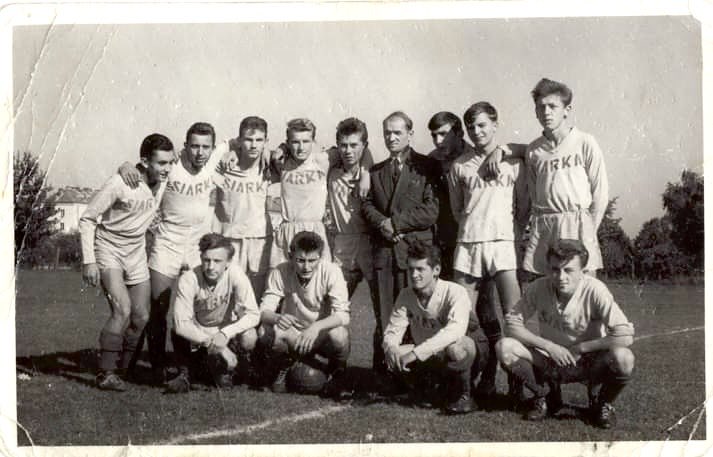 michal444_'s tweet photo. #SIALPO
A tak to się zaczynało, W roku założenia klubu lub rok później, juniorzy @Siarka1957. Mój tato w dolnym rzędzie. Jeszcze kilka lat temu kopał (pod lasem) co niedziele grubo powyżej 70 roku życia. A prywatnie były operator dźwigu w kopalni siarki. https://t.co/0FMEIvVS2z