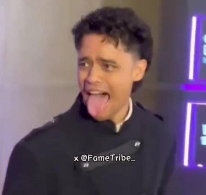 dreamyrosiex's tweet photo. Same same but different 🤣💀 https://t.co/AuGwEdu3ly