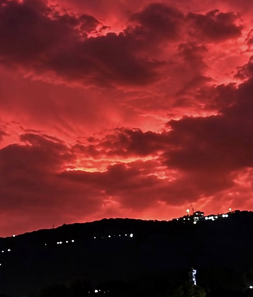 valuecraft_'s tweet photo. Sky turns red in some areas of Chhattisgarh due to cyclone Arnab.
Brings winds of 60-80 km/h with gusts upto 90 km/h.
Residents are adviced to follow official weather alerts and local authorities instructions. 🙏🏻
#CycloneArnab #WeatherAlert
#CycloneUpdate https://t.co/fRKPGp2hTp