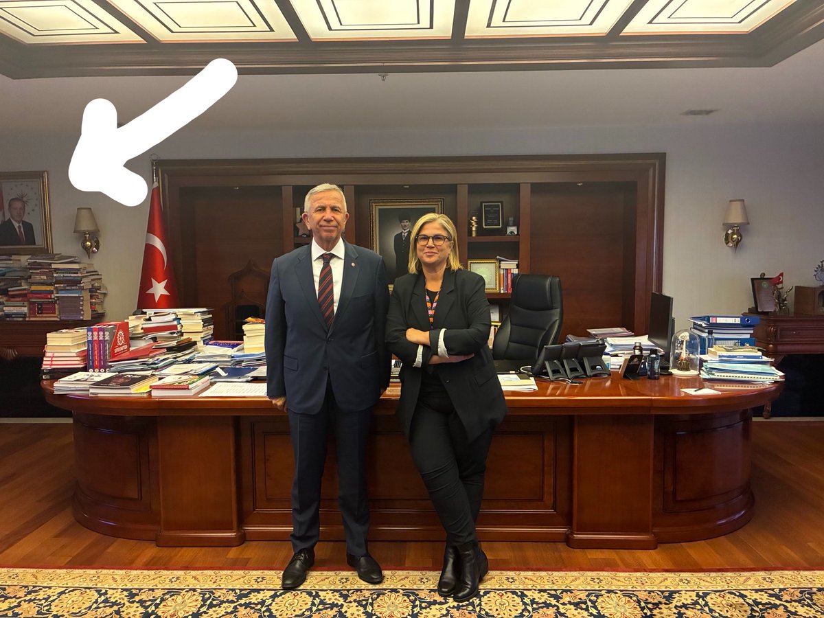MrTradeer's tweet photo. Mansur Yavaş’ın odasında Erdoğan posteri mi var ben mi yanlış görüyorum? https://t.co/JDLppUuZUC