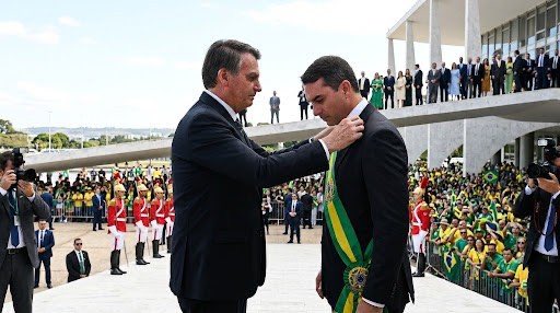 Schneid3n's tweet photo. MEU PRESIDENTE É FLÁVIO BOLSONARO. LULA QUE VÁ PROS CARAIO!!!!!! https://t.co/DHA4Tf7sZo