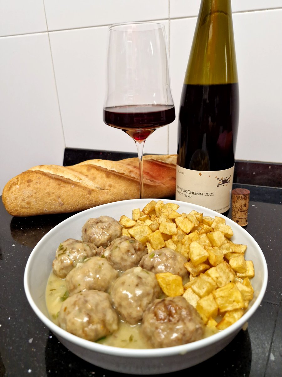 kintiman's tweet photo. Albóndigas y pinot noir de Meyer. https://t.co/0Ahr9SvQj3