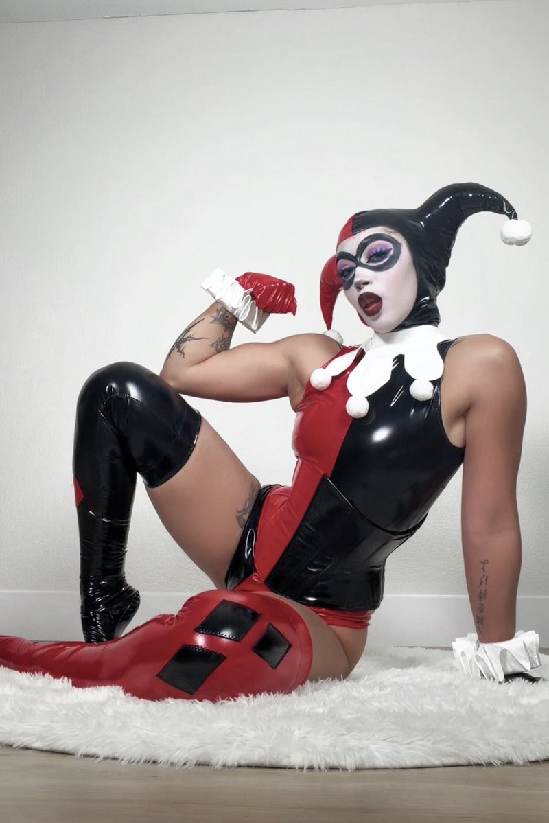 frizzyimposter's tweet photo. Who here fucks with buff clown girls? https://t.co/x6424IY0RR