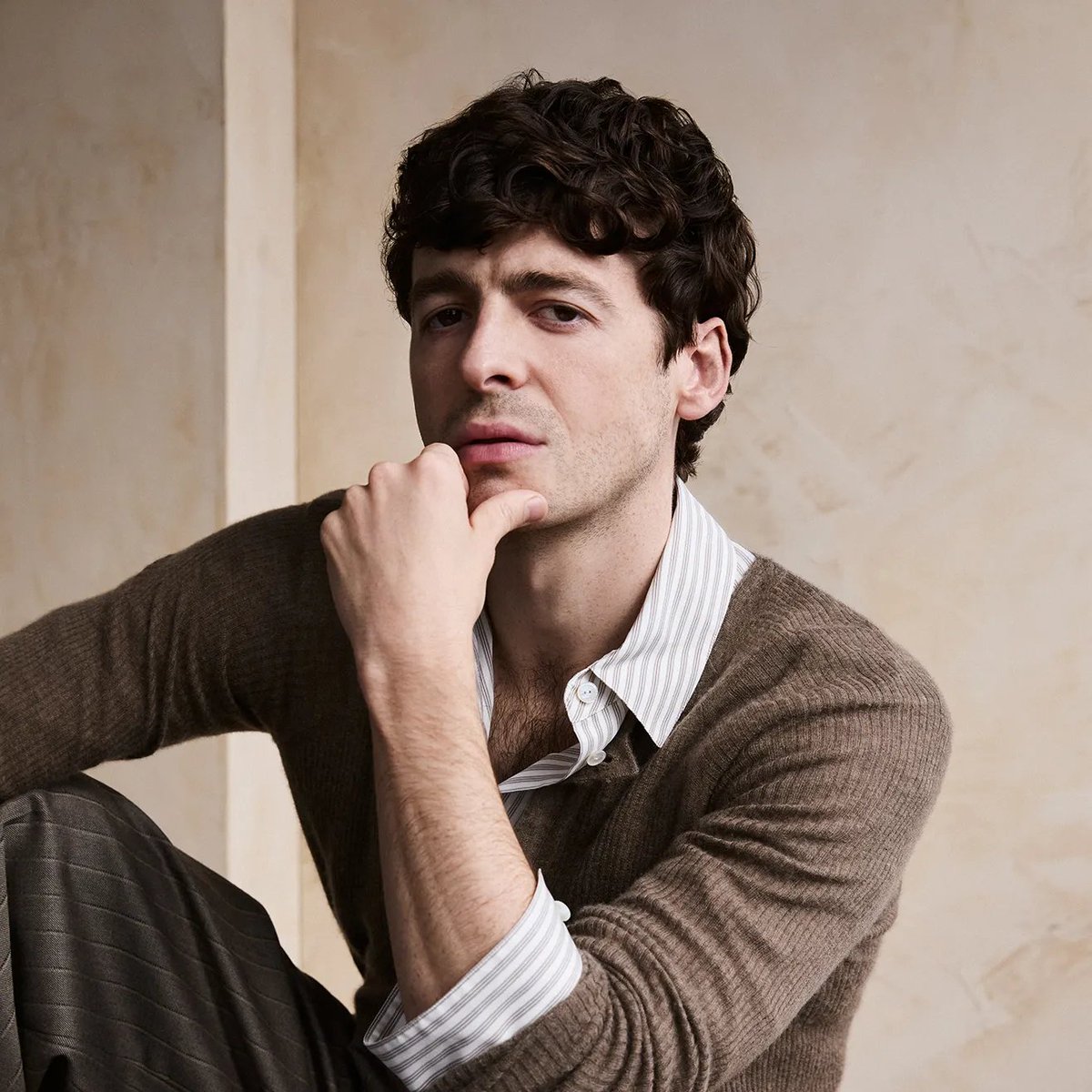 VanityFair's tweet photo. Anthony Boyle on playing a character outside of period dramas:

"It’s the first time I had to act with a laptop and an iPhone, and it’s so annoying. There’s no one there that you’re looking at. You’re just looking at a green screen. And then it [causes problems]—like, Oh, we saw the camera in the reflection when you turned it that way. These things that I didn’t have to deal with before because I was, as you said, Mr. Period Man." https://t.co/vbz5Z4rQxT