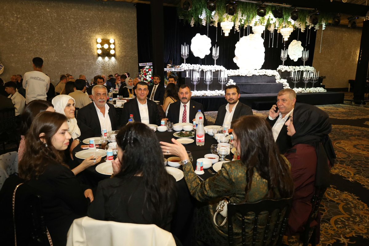 Sanliurfa_MHP's tweet photo. MHP Şanlıurfa İl Başkanımız Osman MUTLU, Altun ve Akdemir ailelerinin düğün merasimine katılarak nikâh şahitliğinde bulundu.

Genç çiftin bu mutlu gününe ortak olan İl Başkanımız Osman MUTLU, aileleri tebrik ederek genç çifte bir ömür boyu mutluluk, huzur ve bereket dolu bir yuva temennisinde bulundu.

Altun ve Akdemir ailelerini tebrik ediyor, genç çiftimize ömür boyu mutluluklar diliyoruz.

@dbdevletbahceli 
@eczosmanmutlu 
@MHP_Bilgi