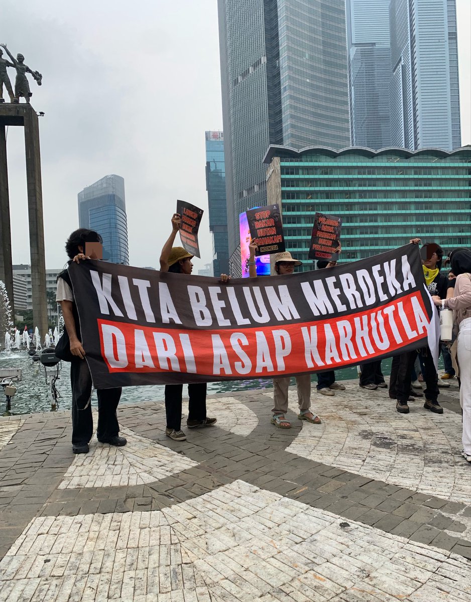 enchaoscy's tweet photo. funny how I've been thinking abt working &amp; living abroad, yet I still find myself showing up for this country... perhaps that's how I know my love for Indonesia is still here❤️🤍

Keep fighting, speaking up, and standing for the people. ALERTA ALERTA ANTIFASCISTA‼️ https://t.co/sZjMy2Xib7
