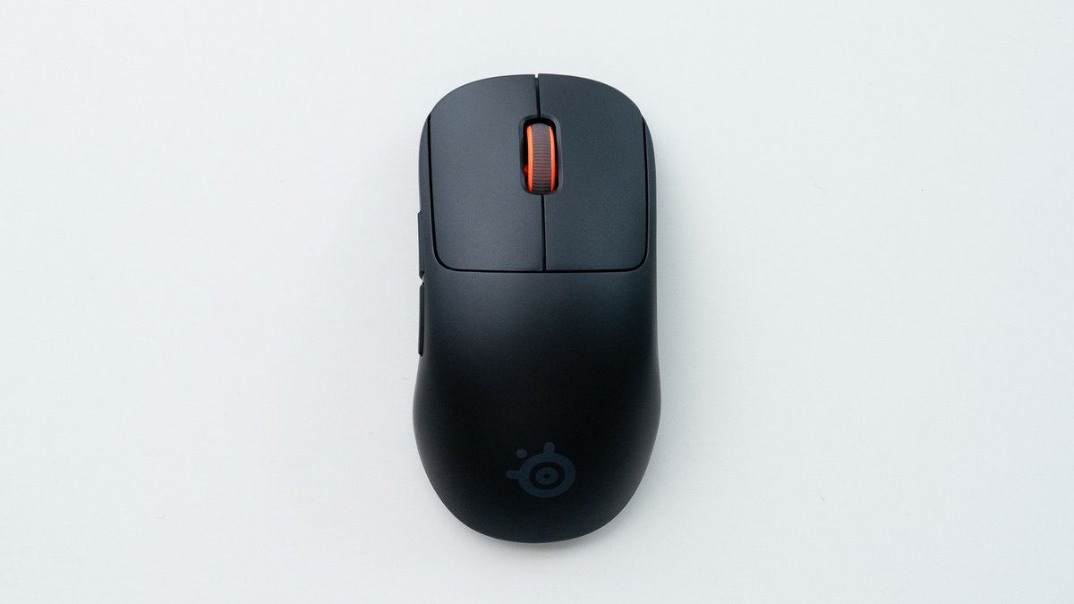userHandle's tweet photo. SteelSeries Sensei Pro 用雙電池解決高回報率的續航焦慮
不必插線充電，也不必因低電量犧牲回報率：Sensei Pro 以可熱插拔雙電池搭配充電基地台，讓一顆使用、另一顆充電。單顆在 8K 模式最長約 15 小時、1K 模式約 60 小時。

這款對稱式無線電競滑鼠重約 53g，實測為 52.5g，尺寸為 125.6 × 66.5 × 38.6 mm；採霧面黑塗層、無 RGB，前端也沒有 USB-C 連接埠。底部配置電源／DPI 按鈕與可拆卸電池，並搭載 TrueMove42K Pro 感測器，規格包括最高 42,000 DPI、800 IPS 追蹤速度與 70G 加速。

連線是它的另一個重點。Quantum 8K Ultra-Wideband 採 UWB 超寬頻無線技術，支援 8,000Hz 回報率，目標是避開常見 2.4GHz 環境的干擾。隨附的接收器可直接切換回報率設定，並以燈號辨識。

SteelSeries GG 軟體可分別設定按鍵、DPI、LOD，以及 X、Y 軸靈敏度；SuperSync 則能把按鍵輪詢率與感測器追蹤回報率分開調整。例如按鍵維持 8K、追蹤改設 1K 至 4KHz，以降低高回報率可能帶來的 CPU 負荷與遊戲掉幀風險。另有加減速曲線、Sensor Rotation、休眠與低電量模式等選項。

從規格取向來看，Sensei Pro 的重點不只是追求 8K，而是把「高效能模式」和「不用等待充電」綁在一起；對長時間玩 FPS、又在意無線穩定性的人，這種可替換電池架構比單純加大內建電池更直接。你會偏好熱插拔電池，還是內建電池搭配 USB-C 快充？