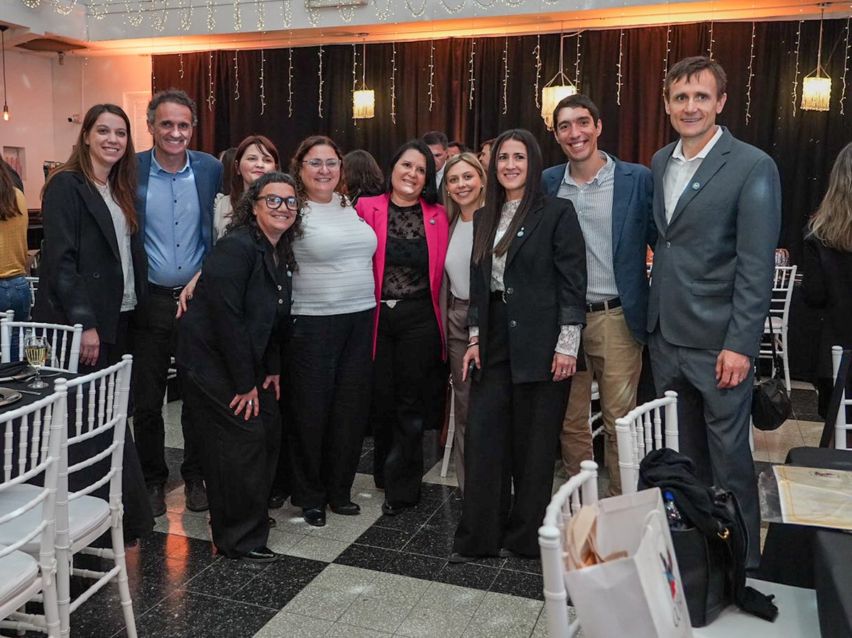 gkatopodis's tweet photo. EL FUTURO ES LA COLABORACIÓN ENTRE LAS PROVINCIAS, NO EL SÁLVESE QUIEN PUEDA

En #BahíaBlanca participamos del encuentro por los 50 años del Comité Interjurisdicciona l del Río Colorado (COIRCO), junto a representantes de Buenos Aires, La Pampa, Mendoza, Neuquén y Río Negro que lo integran.

Hace cinco décadas, estas cinco provincias y el Estado nacional construyeron un espacio de diálogo y cooperación para administrar y distribuir de manera equitativa el agua del Río Colorado, un recurso fundamental para el consumo de las familias y el desarrollo productivo de toda la región.

COIRCO fue el primer organismo institucional de cuenca del país y es un ejemplo de cómo los acuerdos y consensos pueden sostenerse en el tiempo, más allá de las diferencias entre gobiernos.

Hoy tenemos que profundizar desafíos: gobernar el agua, mejorar los sistemas de riego para ampliar las fronteras productivas, planificar la infraestructura y mitigar los efectos del cambio climático.

@fsusbielles