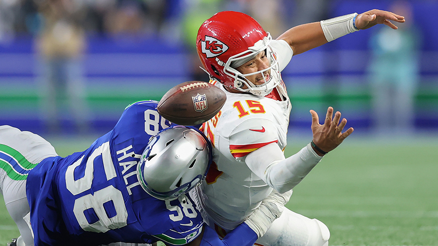 stream_scoop's tweet photo. Week 7's Sunday Night Football matchup between the Kansas City Chiefs and Seattle Seahawks averaged 26.3M viewers across NBC &amp; Peacock. https://t.co/SbCg4cBLep