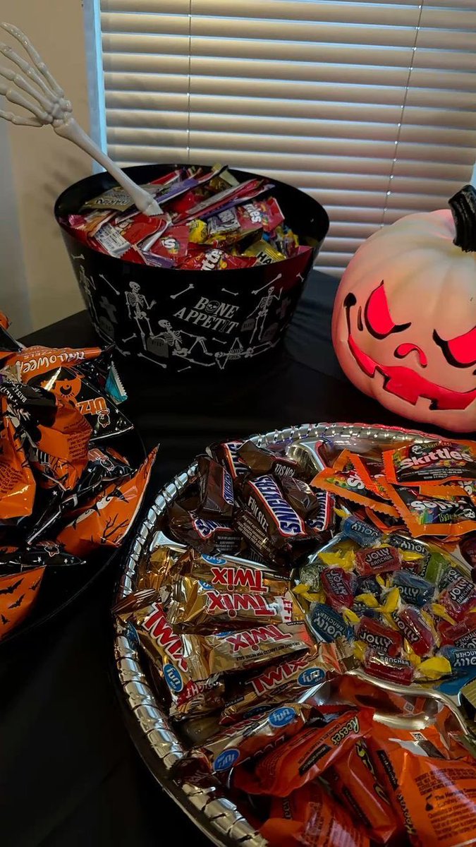 Starstrux__'s tweet photo. ‧₊˚ ⋅THIS OR THAT food poll 𖤐⭒๋࣭
#edrtwt #edtwt #poll #thread #foodpoll
Halloween candies edition !!
cals don't count ! ♡ https://t.co/bIqpBNPjGr
