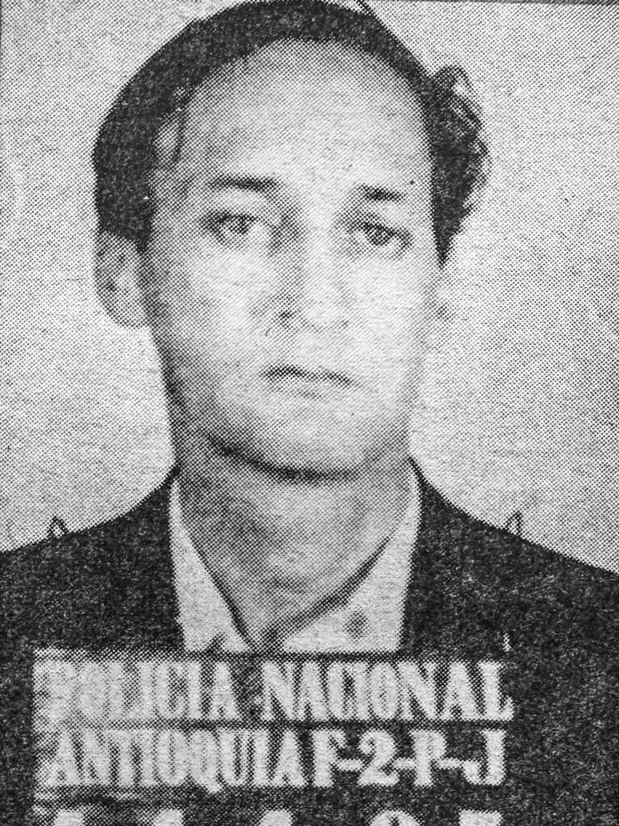 UniversoCentro's tweet photo. La historia del hombre que durante casi dos décadas fue la figura más temida del hampa colombiana, cofundador de la banda de atracadores de bancos más recordada del país, cabía, medio siglo después, en cuatro notas de prensa.

Devolverle un cuerpo a ese aire le tomó a Sergio Mesa Cárdenas @sermeca, cuatro años de esculcar archivos de prensa, expedientes y hemerotecas. Esta crónica, que hace parte del libro El hombre de las mil fugas, próximo a publicarse, empieza con un anciano que hace la fila de Migración en El Dorado con destino a Tel Aviv, y cuenta cómo llegó hasta ahí.

Mono Trejos: El hombre de las mil fugas, hace parte de nuestra nueva edición #UC151. Lea aquí la historia completa: https://t.co/5IEmVedEjg
El enlace también puede verlo en las historias destacadas.

(1). Néstor Trejos Marín tras las rejas. Revista Vea N° 4, 10 de noviembre de 1971.
(2). Revista Vea N° 61, 13-19 de diciembre de 1972, pág. 13.