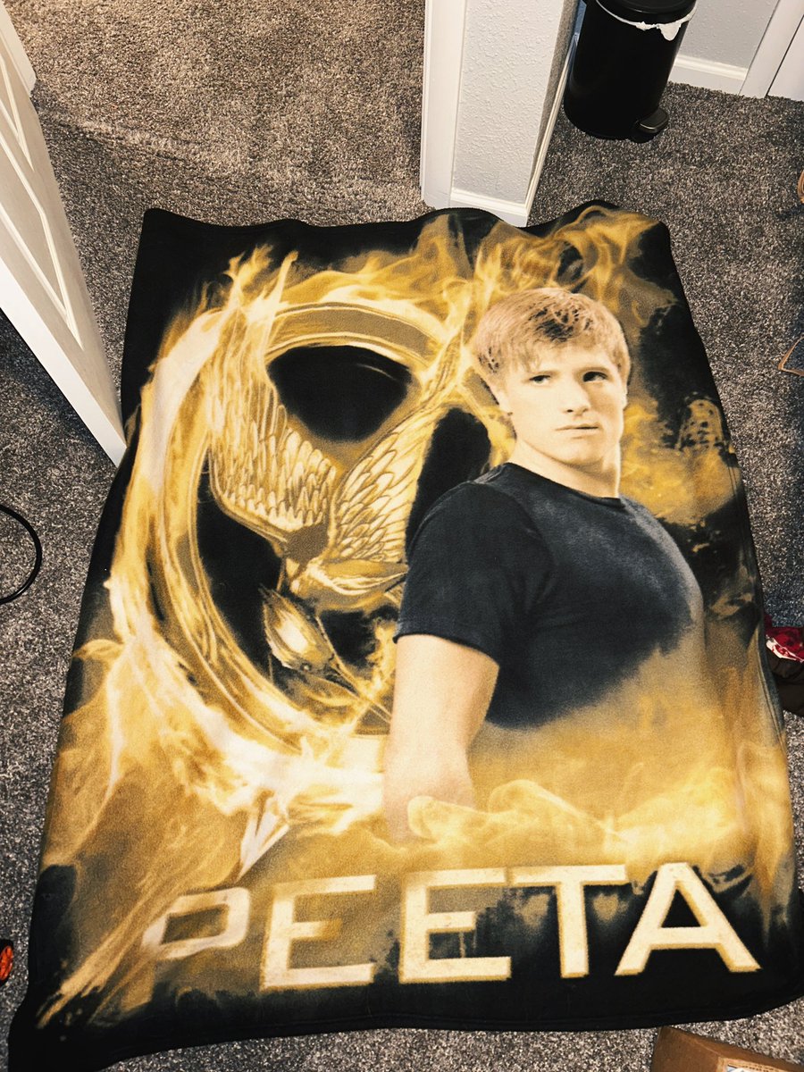 hearteyespeeta's tweet photo. showing up to my sotr showing with this blanket so the ppl know i’m an OG and don’t mess around https://t.co/SWVI902rZm