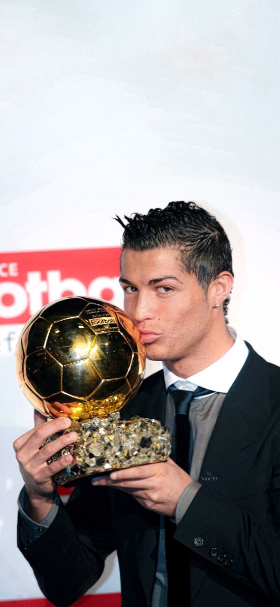 nmr59_'s tweet photo. 4K #Wallpaper

Ballon d'Or 2008 award 🐐👑
#CristianoRonaldo https://t.co/jJuoOs99Tf