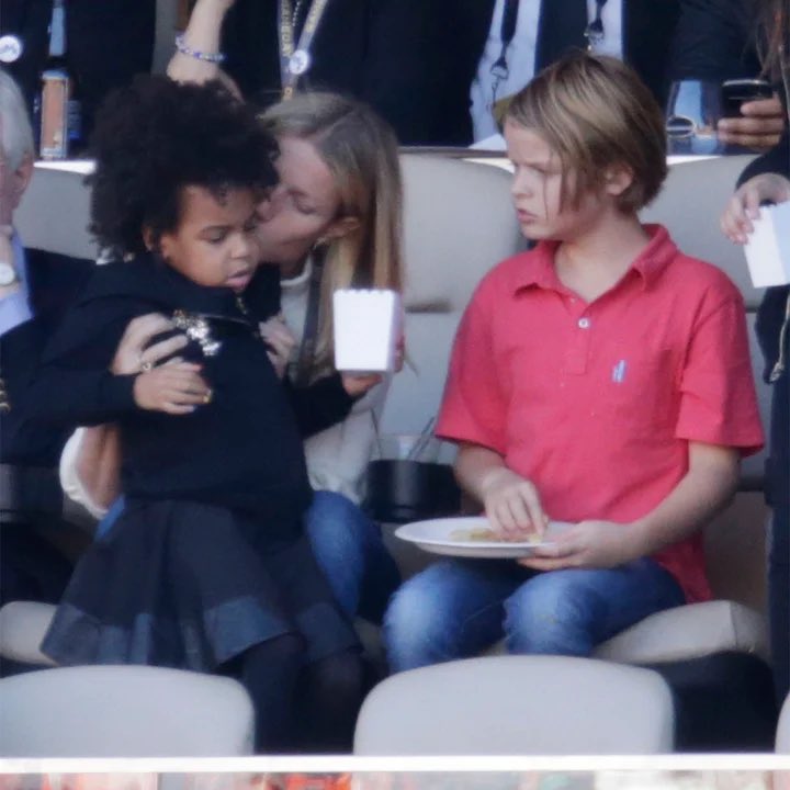 B7Album's tweet photo. When Gwyneth was babysitting Miss Blue Ivy while Coldplay &amp; Beyoncé performed at the Super Bowl.

Can’t believe Chris got the Carters in the divorce https://t.co/i0kLA1LYhH