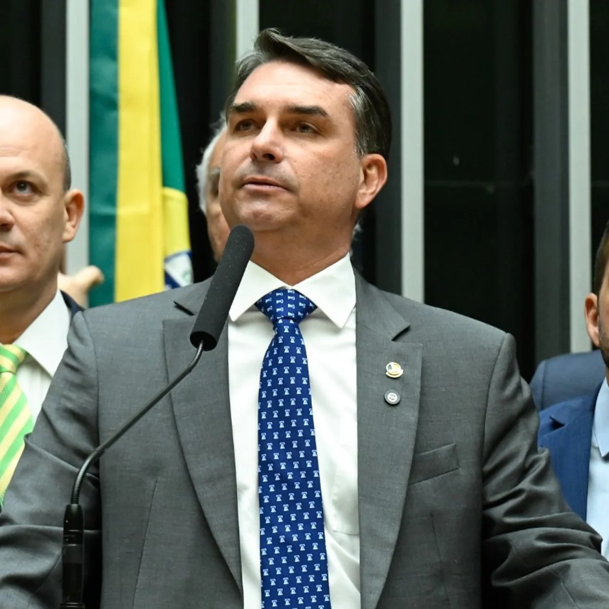 centralreality's tweet photo. 🔥Anitta comenta sobre Flávio Bolsonaro se intitular presidente do Brasil: 

“Gente, vamos parar de dar palco pra maluco?” https://t.co/NpiI6dKVNW